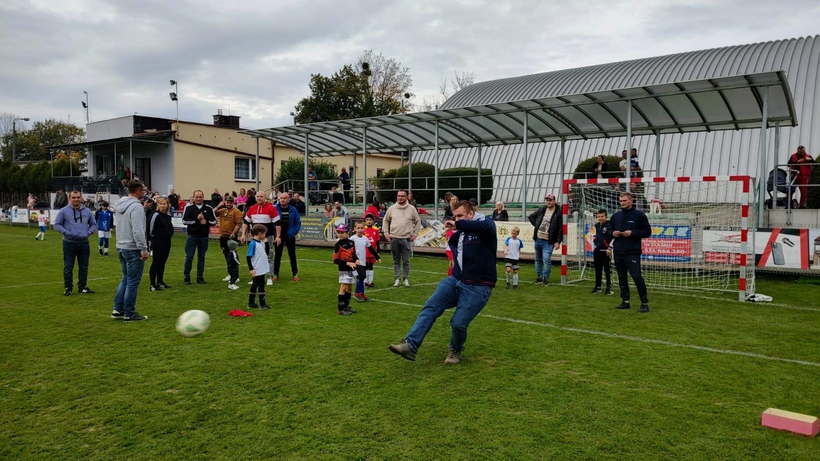 Zdjęcie w galerii na portalu naszraciborz.pl: W Chałupkach w piłkę grali i pieniądze dla Mikołaja zbierali wiadomości z regionu