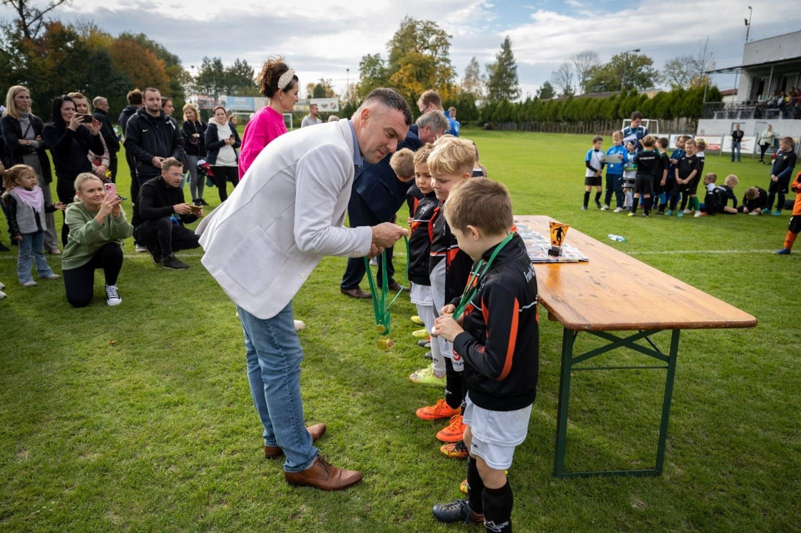 Zdjęcie w galerii na portalu naszraciborz.pl: W Chałupkach w piłkę grali i pieniądze dla Mikołaja zbierali wiadomości z regionu