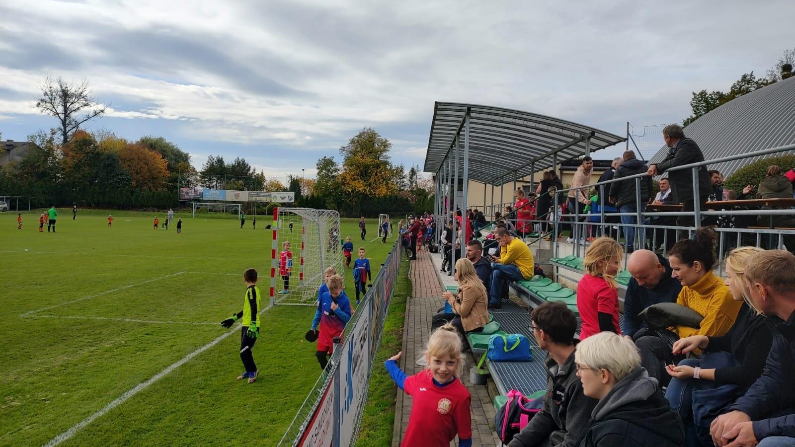 Zdjęcie w galerii na portalu naszraciborz.pl: W Chałupkach w piłkę grali i pieniądze dla Mikołaja zbierali wiadomości z regionu