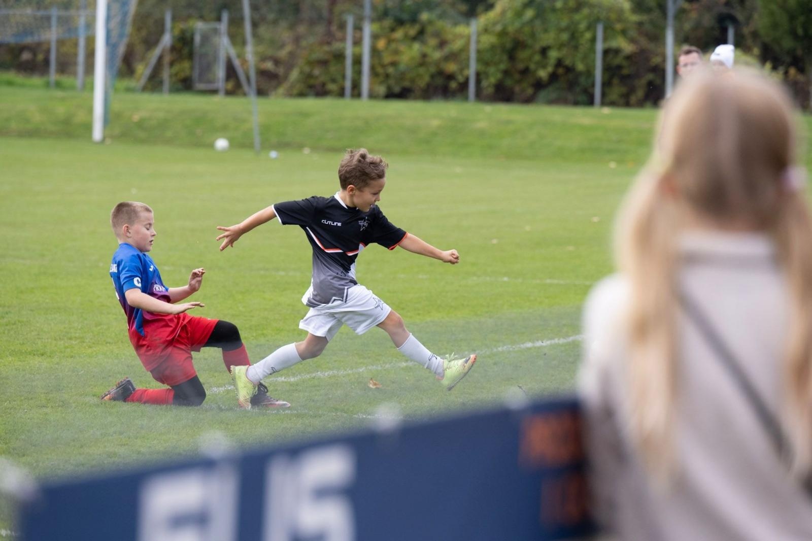 Zdjęcie w galerii na portalu naszraciborz.pl: W Chałupkach w piłkę grali i pieniądze dla Mikołaja zbierali wiadomości z regionu