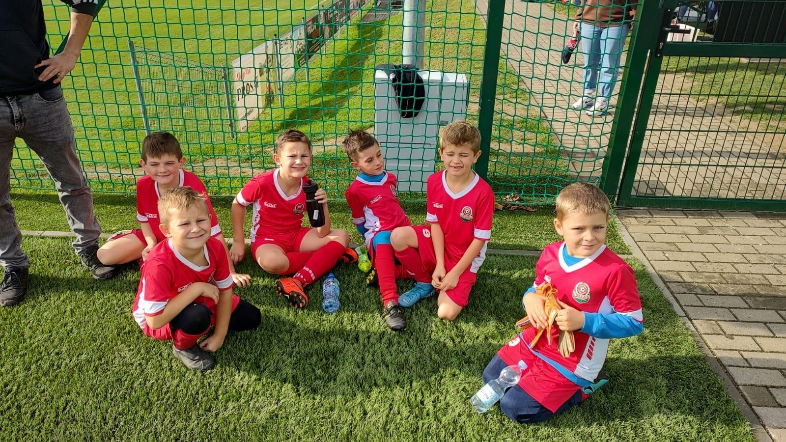 Zdjęcie w galerii na portalu naszraciborz.pl: W Chałupkach w piłkę grali i pieniądze dla Mikołaja zbierali wiadomości z regionu