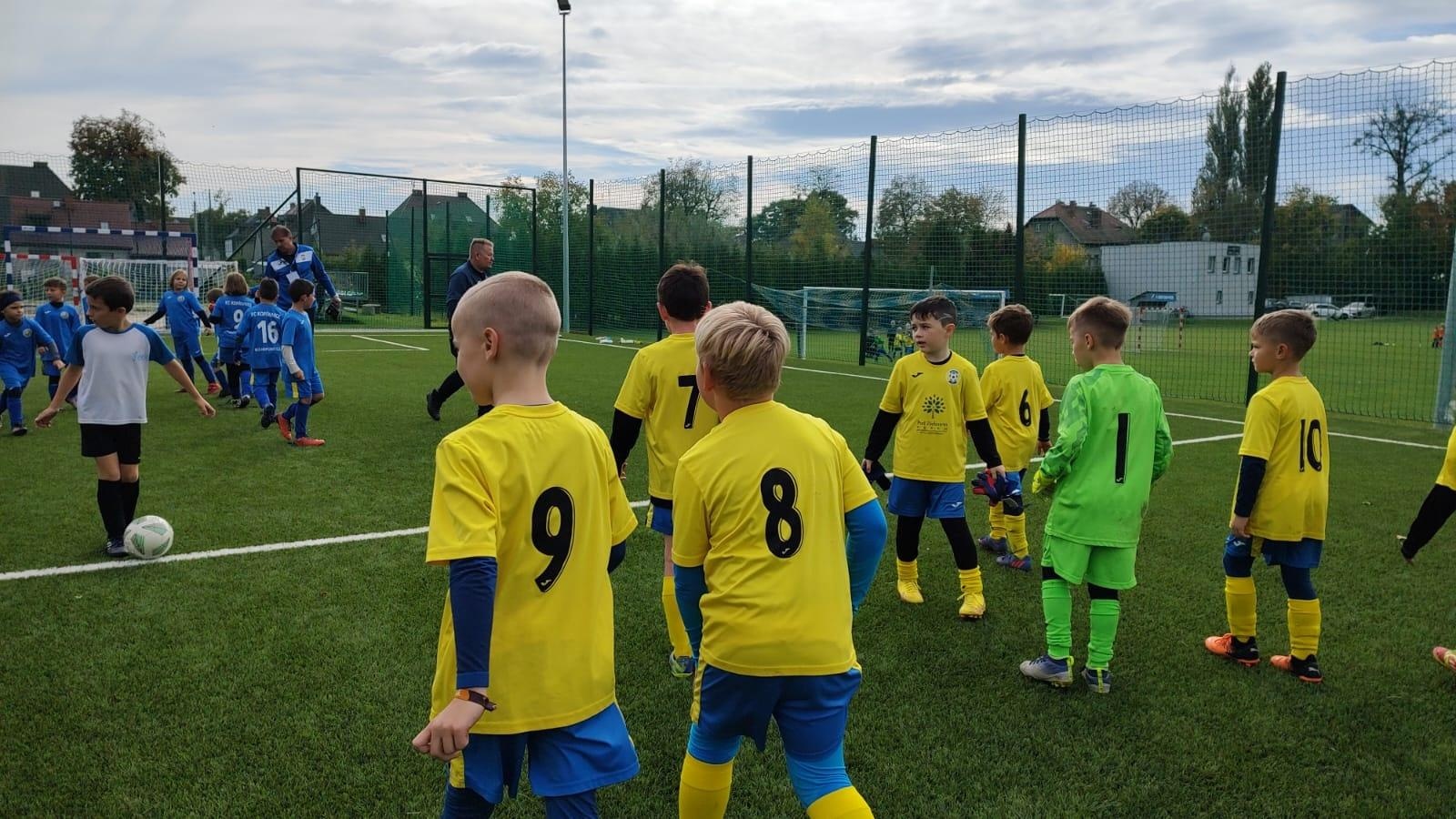 Zdjęcie w galerii na portalu naszraciborz.pl: W Chałupkach w piłkę grali i pieniądze dla Mikołaja zbierali wiadomości z regionu