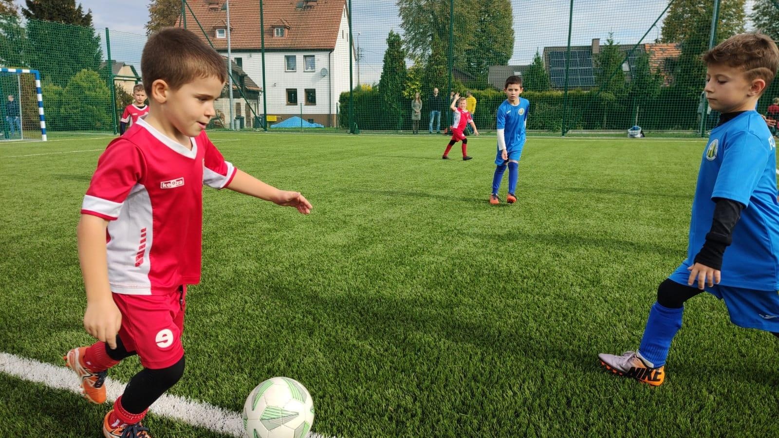 Zdjęcie w galerii na portalu naszraciborz.pl: W Chałupkach w piłkę grali i pieniądze dla Mikołaja zbierali wiadomości z regionu