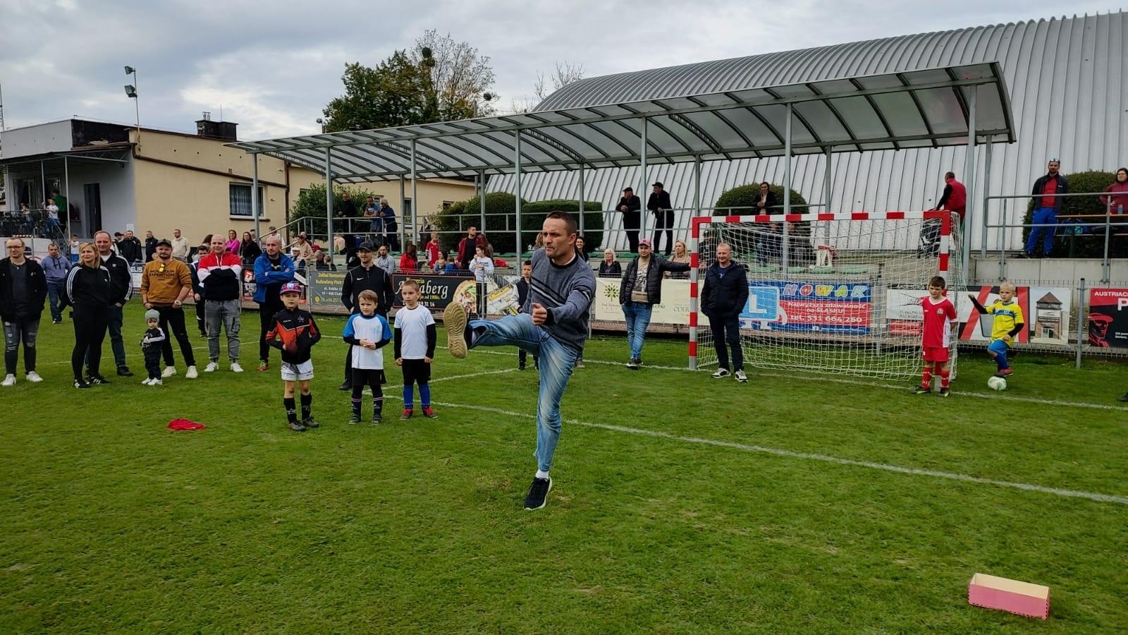 Zdjęcie w galerii na portalu naszraciborz.pl: W Chałupkach w piłkę grali i pieniądze dla Mikołaja zbierali wiadomości z regionu