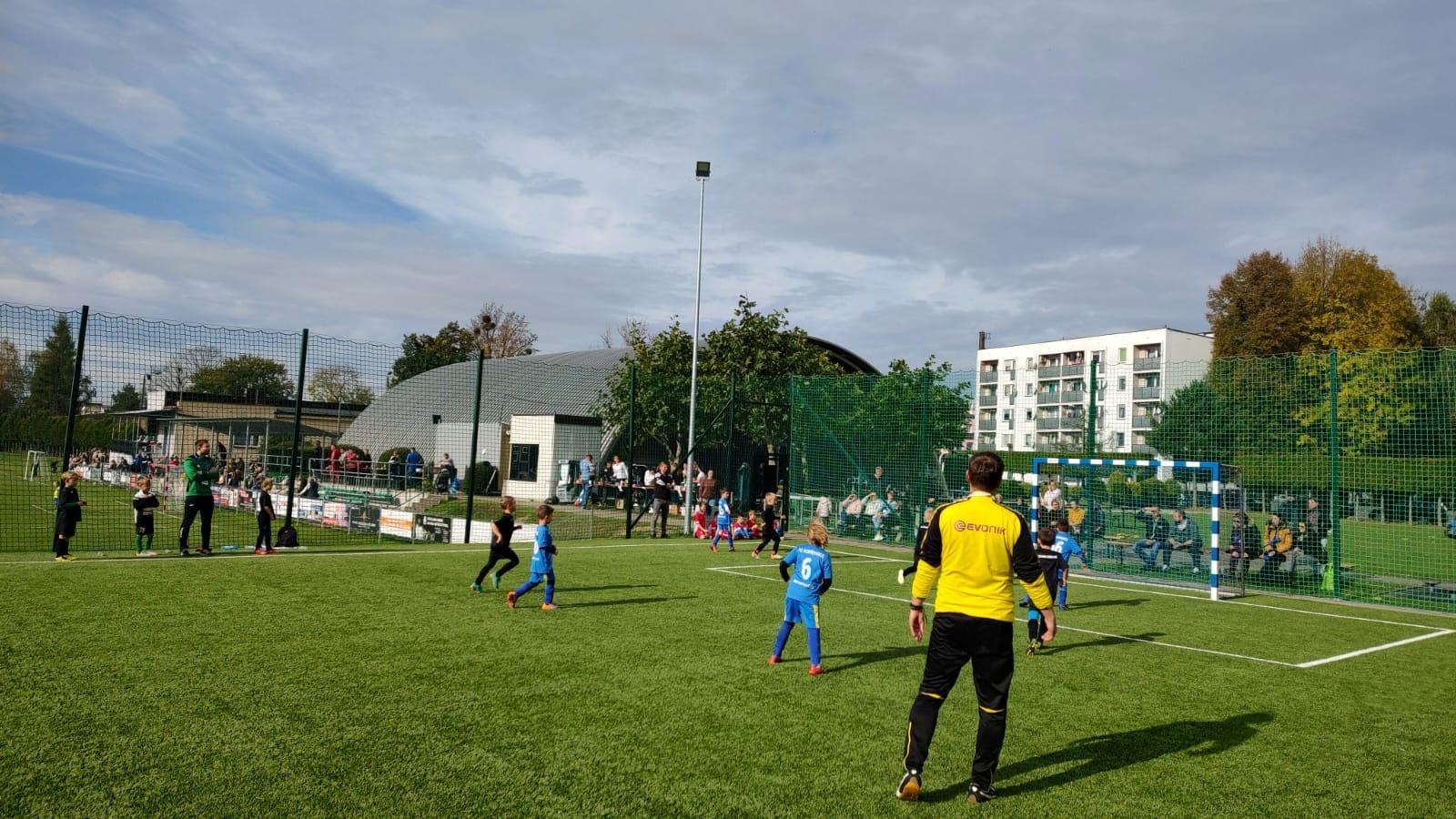 Zdjęcie w galerii na portalu naszraciborz.pl: W Chałupkach w piłkę grali i pieniądze dla Mikołaja zbierali wiadomości z regionu