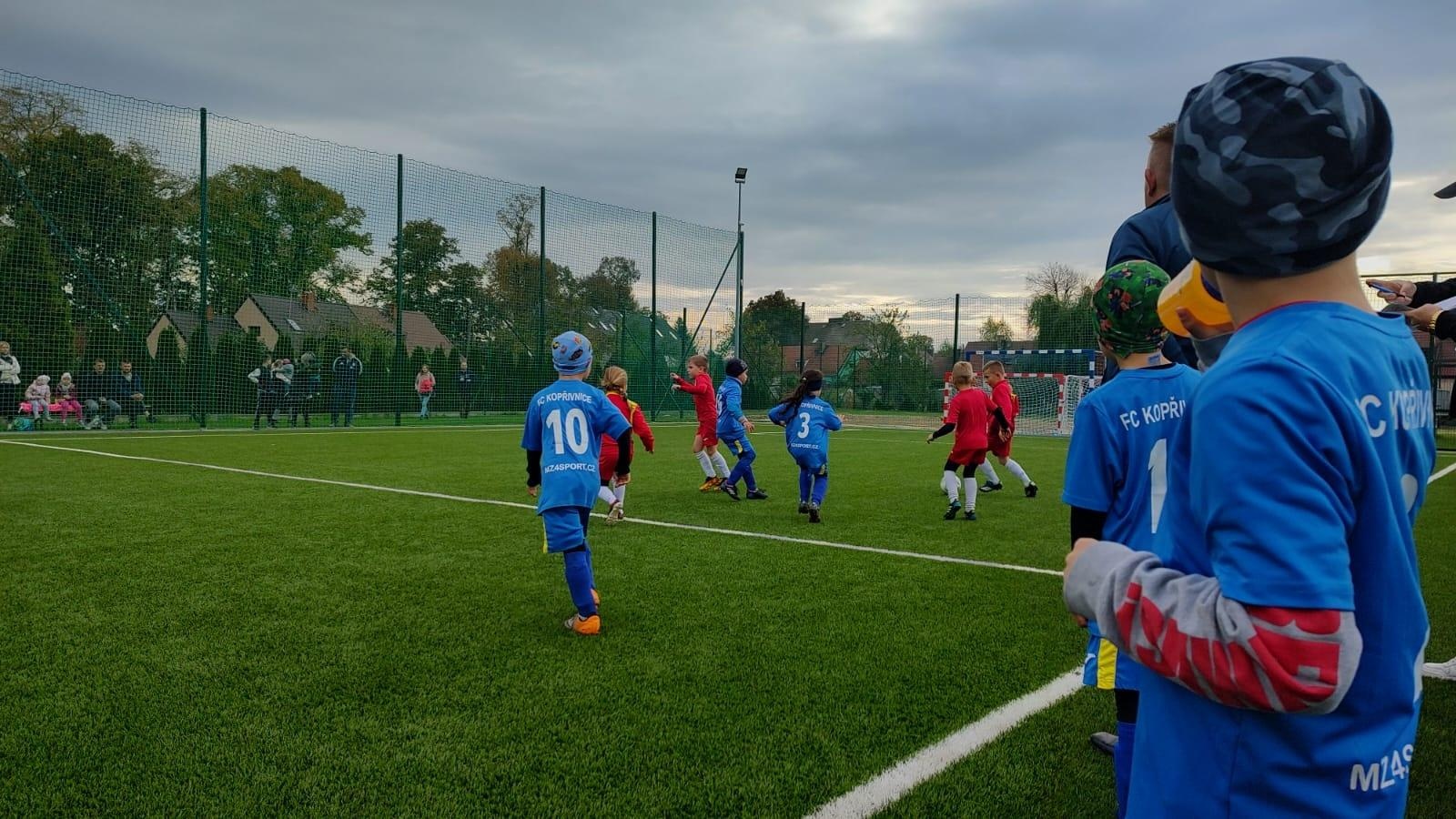 Zdjęcie w galerii na portalu naszraciborz.pl: W Chałupkach w piłkę grali i pieniądze dla Mikołaja zbierali wiadomości z regionu