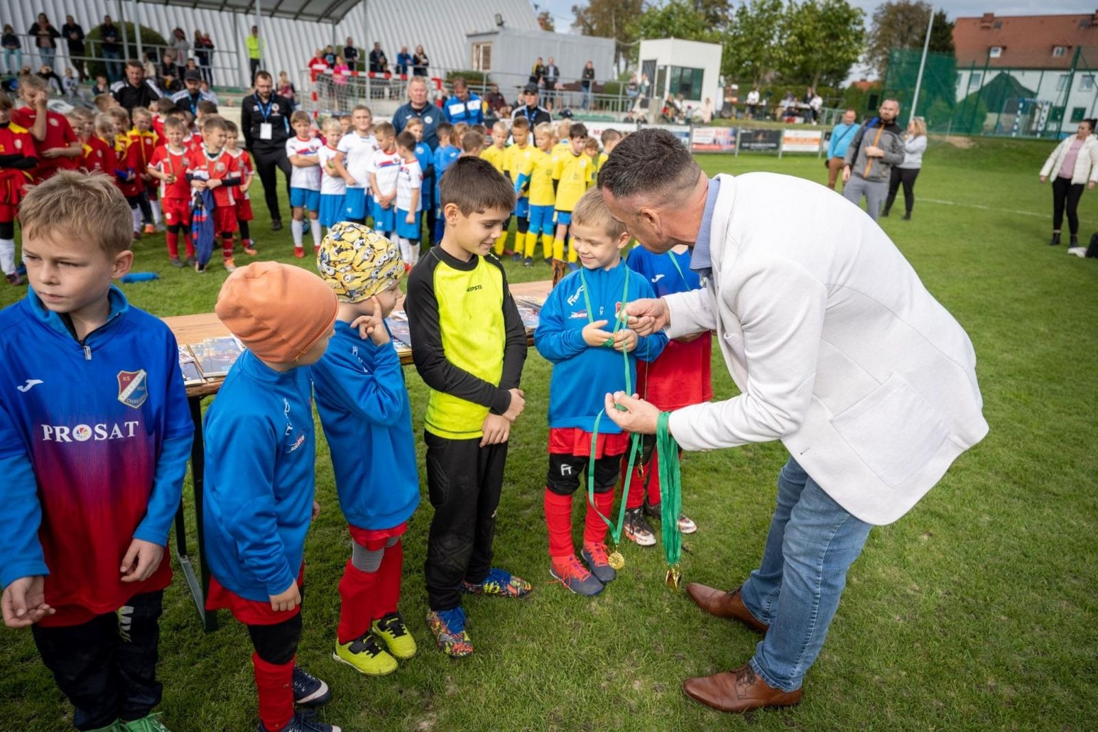 Zdjęcie w galerii na portalu naszraciborz.pl: W Chałupkach w piłkę grali i pieniądze dla Mikołaja zbierali wiadomości z regionu