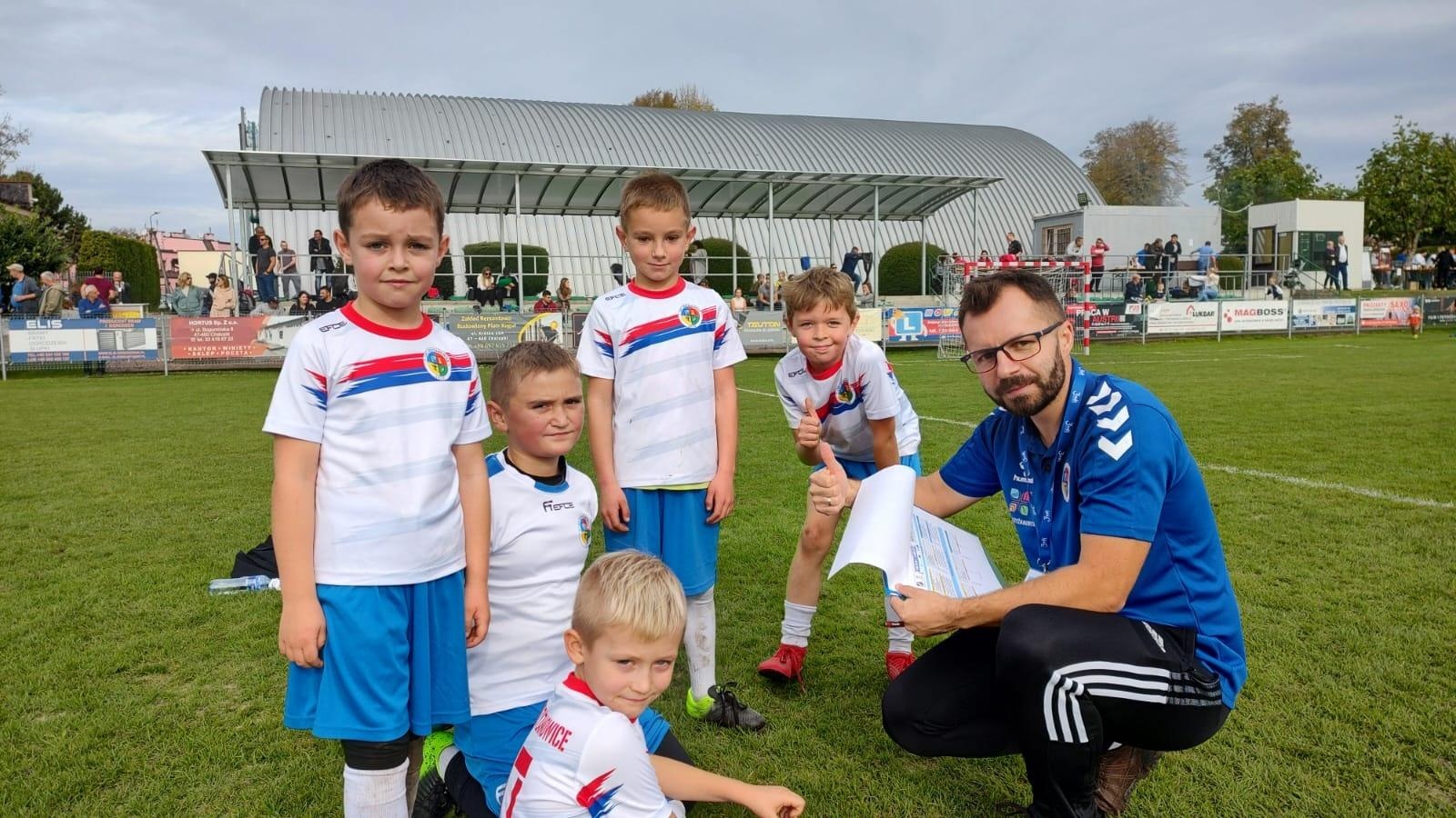 Zdjęcie w galerii na portalu naszraciborz.pl: W Chałupkach w piłkę grali i pieniądze dla Mikołaja zbierali wiadomości z regionu