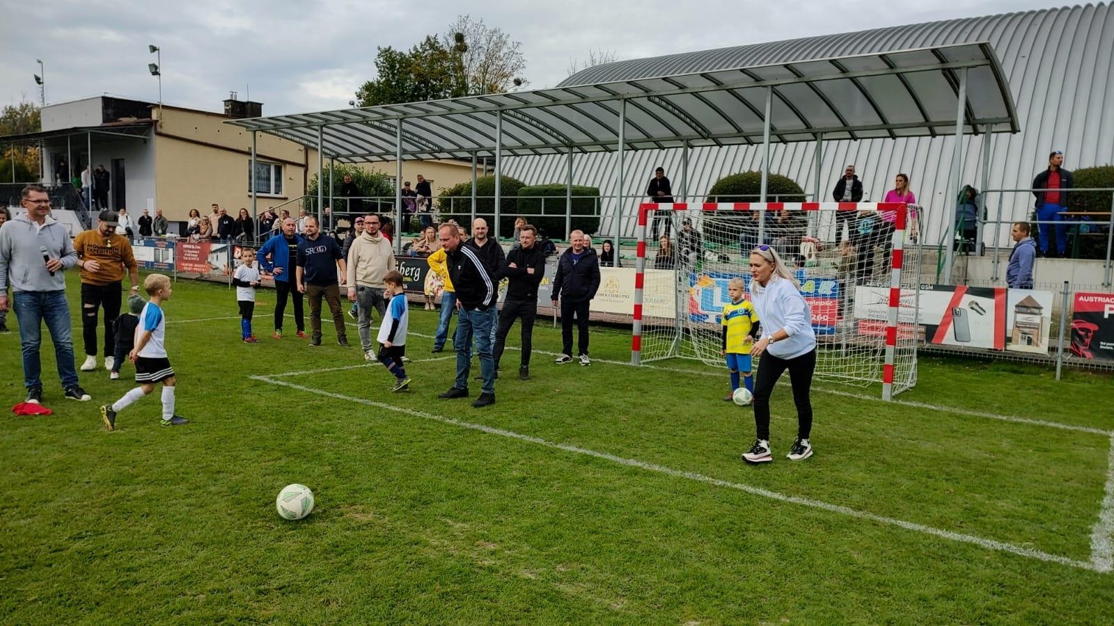 Zdjęcie w galerii na portalu naszraciborz.pl: W Chałupkach w piłkę grali i pieniądze dla Mikołaja zbierali wiadomości z regionu