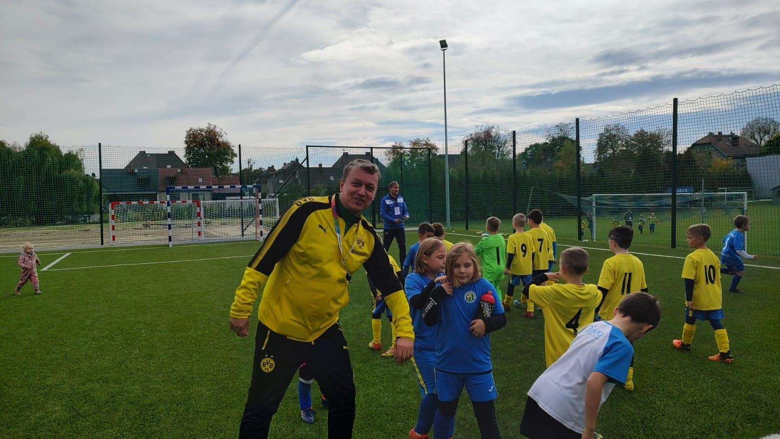 Zdjęcie w galerii na portalu naszraciborz.pl: W Chałupkach w piłkę grali i pieniądze dla Mikołaja zbierali wiadomości z regionu