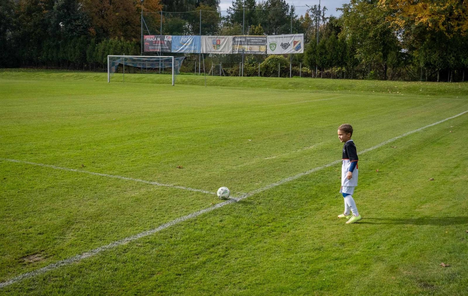 Zdjęcie w galerii na portalu naszraciborz.pl: W Chałupkach w piłkę grali i pieniądze dla Mikołaja zbierali wiadomości z regionu