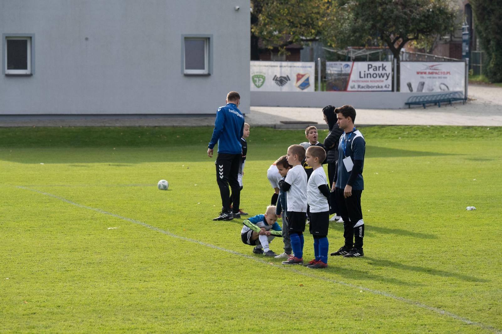 Zdjęcie w galerii na portalu naszraciborz.pl: W Chałupkach w piłkę grali i pieniądze dla Mikołaja zbierali wiadomości z regionu