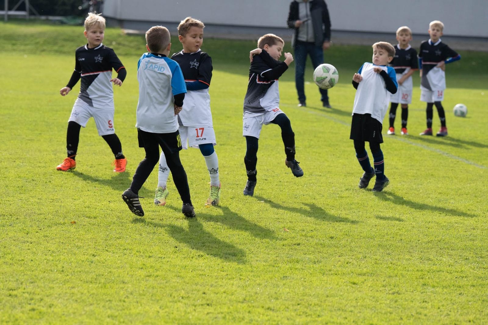 Zdjęcie w galerii na portalu naszraciborz.pl: W Chałupkach w piłkę grali i pieniądze dla Mikołaja zbierali wiadomości z regionu