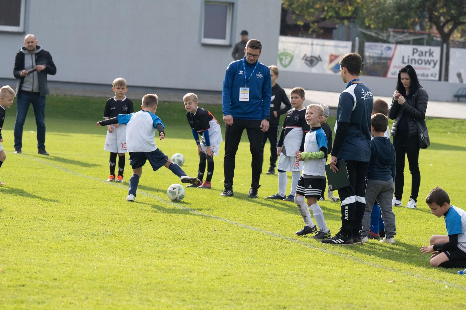 Zdjęcie w galerii na portalu naszraciborz.pl: W Chałupkach w piłkę grali i pieniądze dla Mikołaja zbierali wiadomości z regionu