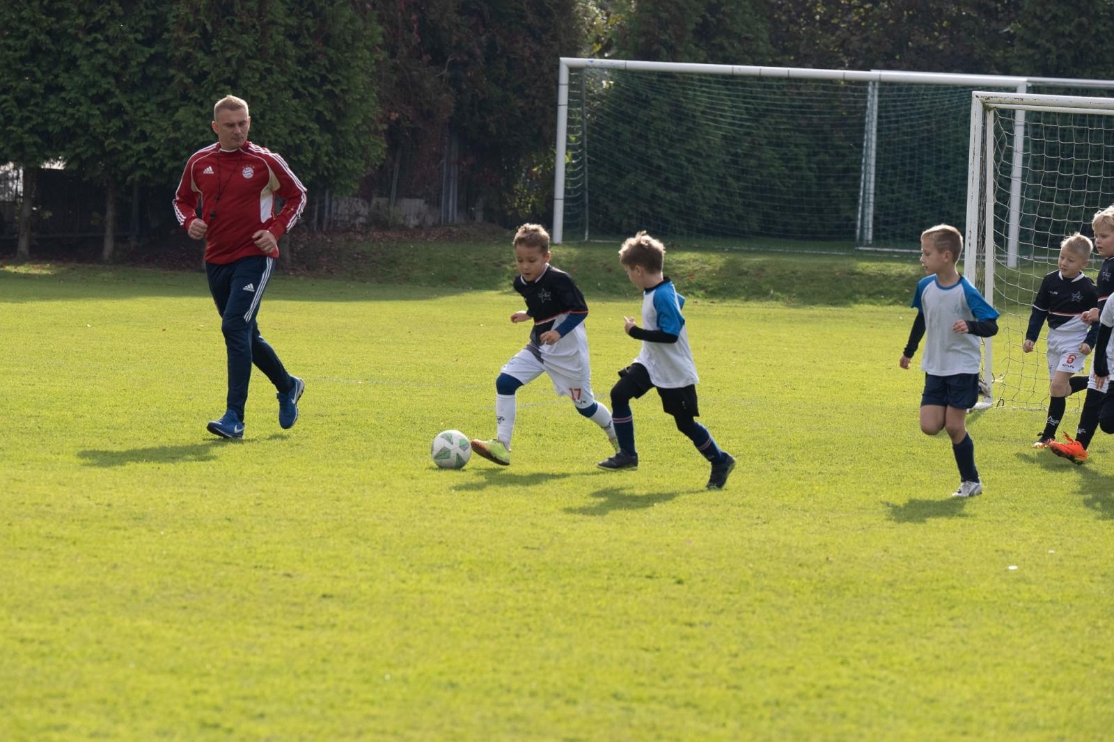 Zdjęcie w galerii na portalu naszraciborz.pl: W Chałupkach w piłkę grali i pieniądze dla Mikołaja zbierali wiadomości z regionu