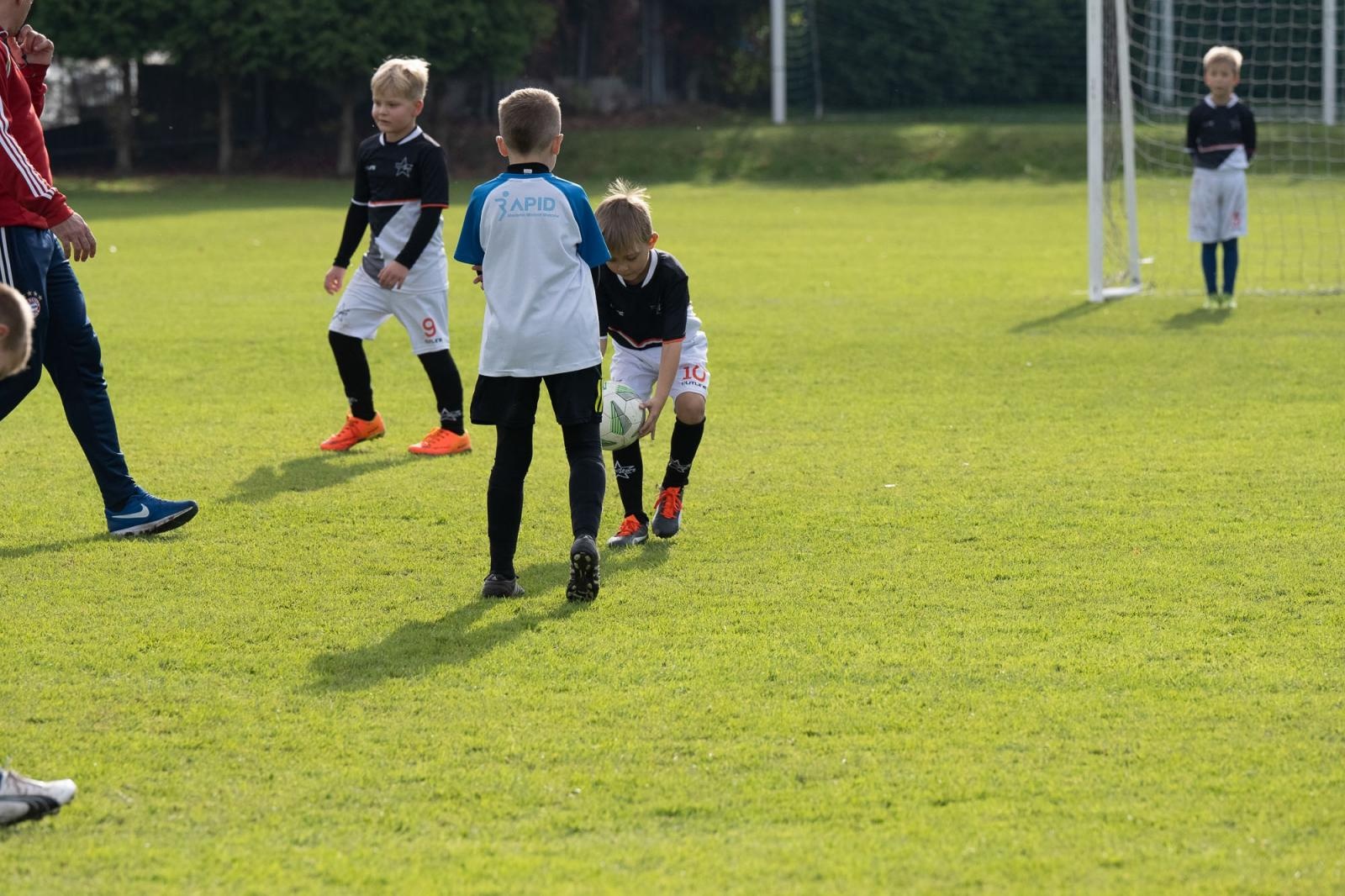 Zdjęcie w galerii na portalu naszraciborz.pl: W Chałupkach w piłkę grali i pieniądze dla Mikołaja zbierali wiadomości z regionu