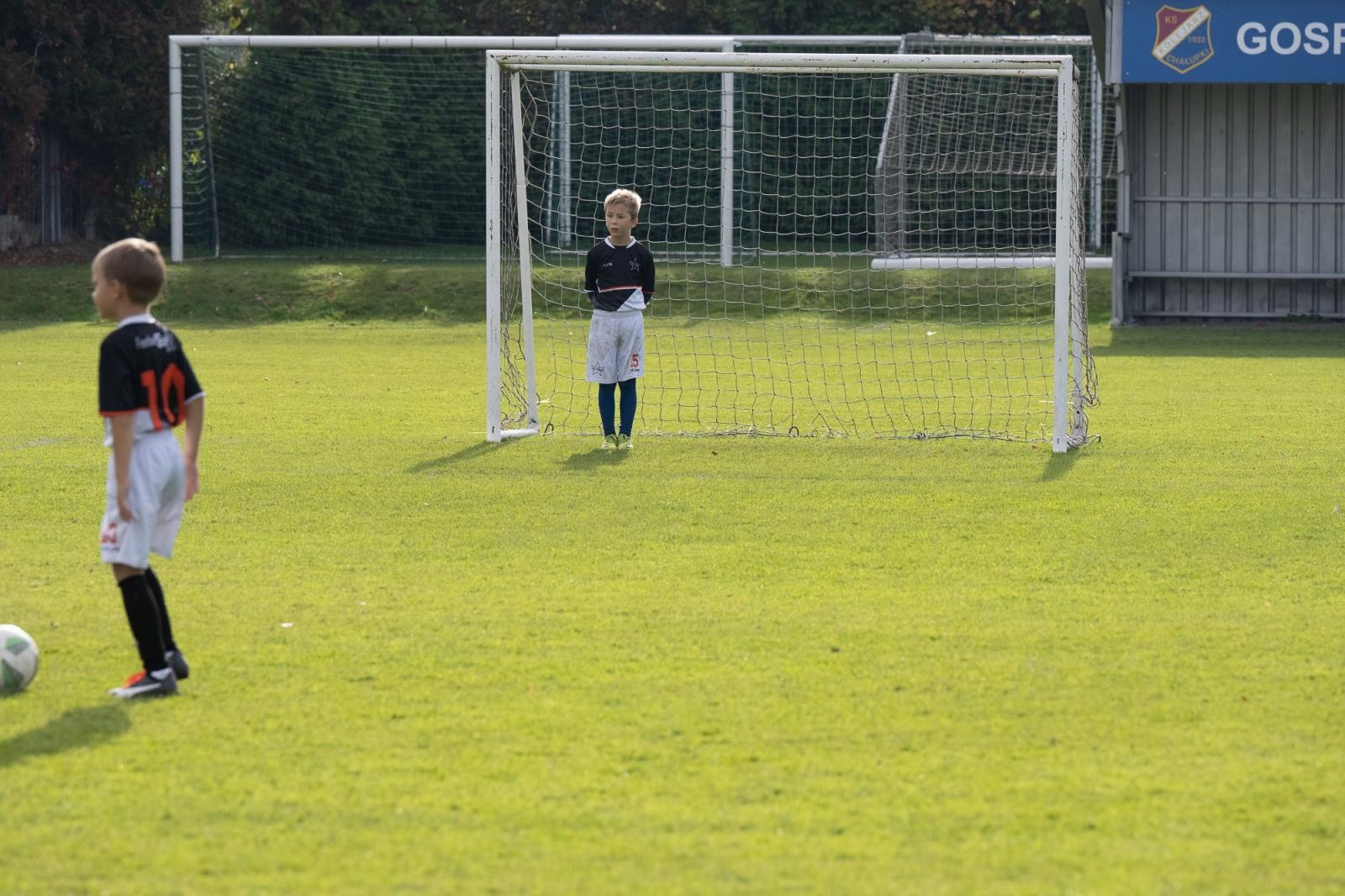 Zdjęcie w galerii na portalu naszraciborz.pl: W Chałupkach w piłkę grali i pieniądze dla Mikołaja zbierali wiadomości z regionu