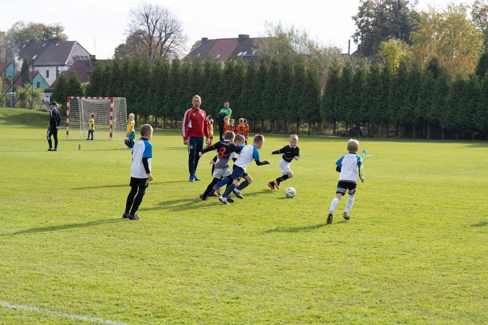Zdjęcie w galerii na portalu naszraciborz.pl: W Chałupkach w piłkę grali i pieniądze dla Mikołaja zbierali wiadomości z regionu