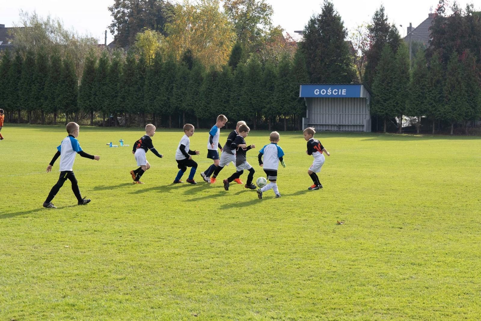 Zdjęcie w galerii na portalu naszraciborz.pl: W Chałupkach w piłkę grali i pieniądze dla Mikołaja zbierali wiadomości z regionu