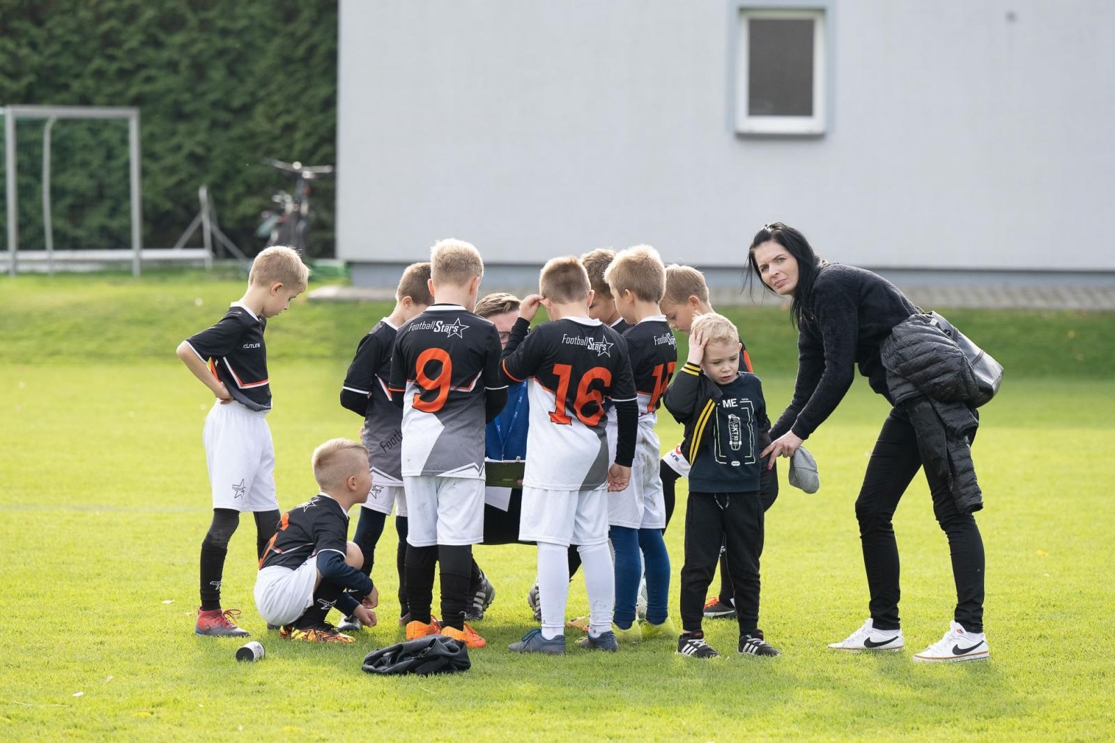 Zdjęcie w galerii na portalu naszraciborz.pl: W Chałupkach w piłkę grali i pieniądze dla Mikołaja zbierali wiadomości z regionu