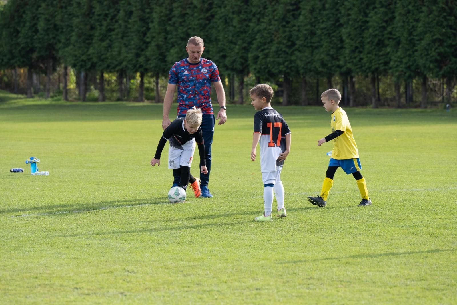 Zdjęcie w galerii na portalu naszraciborz.pl: W Chałupkach w piłkę grali i pieniądze dla Mikołaja zbierali wiadomości z regionu