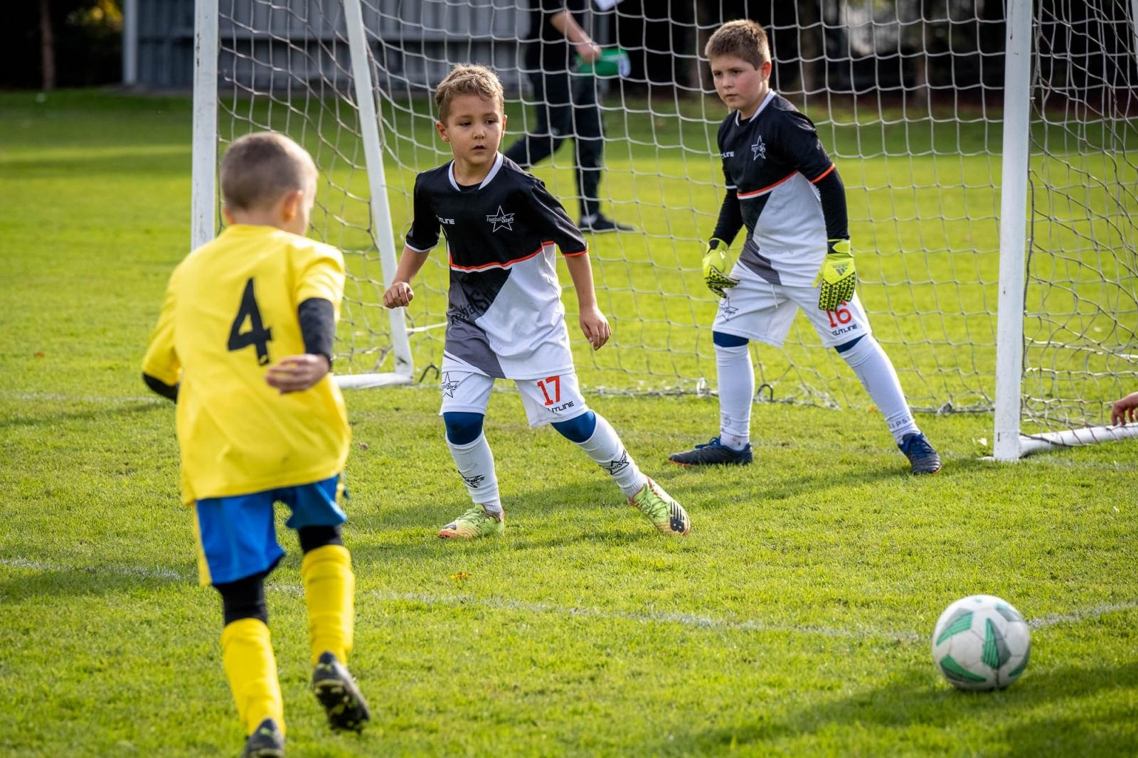 Zdjęcie w galerii na portalu naszraciborz.pl: W Chałupkach w piłkę grali i pieniądze dla Mikołaja zbierali wiadomości z regionu