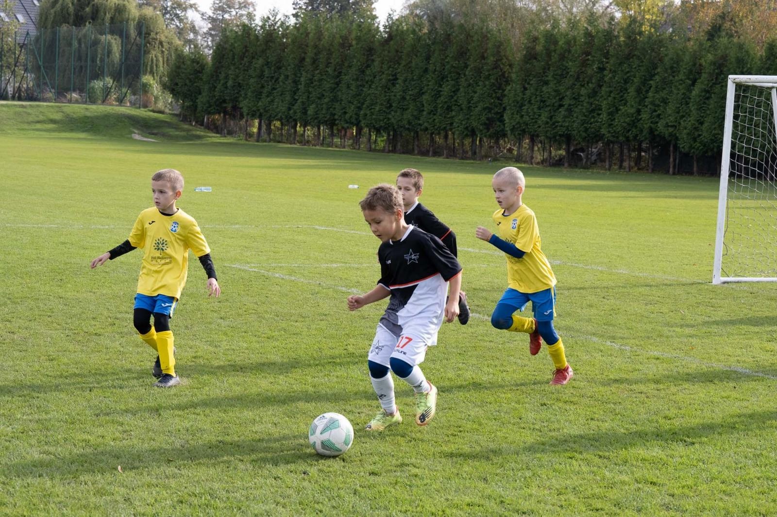 Zdjęcie w galerii na portalu naszraciborz.pl: W Chałupkach w piłkę grali i pieniądze dla Mikołaja zbierali wiadomości z regionu