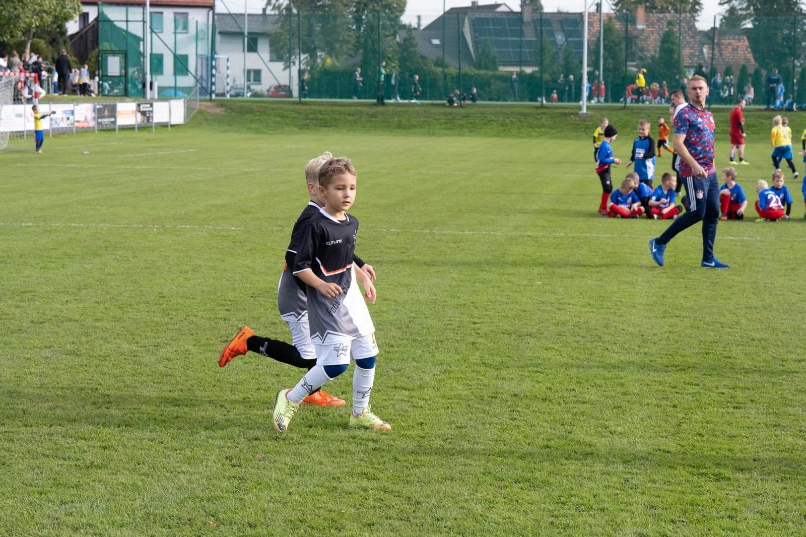 Zdjęcie w galerii na portalu naszraciborz.pl: W Chałupkach w piłkę grali i pieniądze dla Mikołaja zbierali wiadomości z regionu