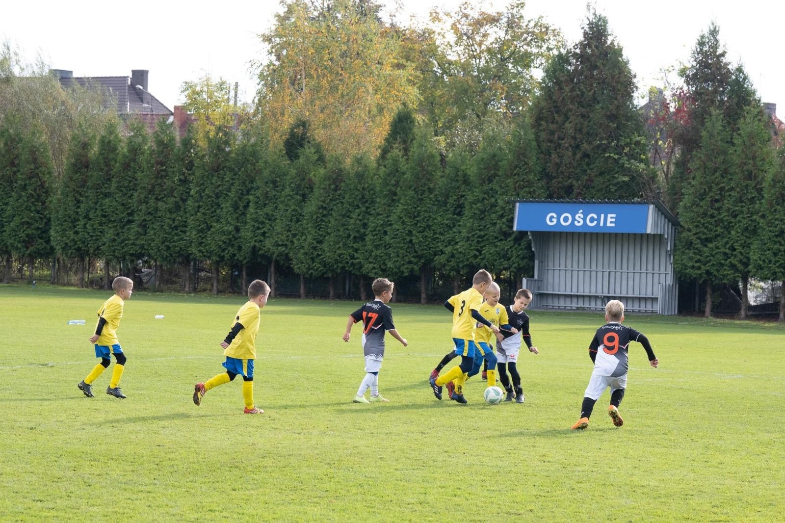 Zdjęcie w galerii na portalu naszraciborz.pl: W Chałupkach w piłkę grali i pieniądze dla Mikołaja zbierali wiadomości z regionu