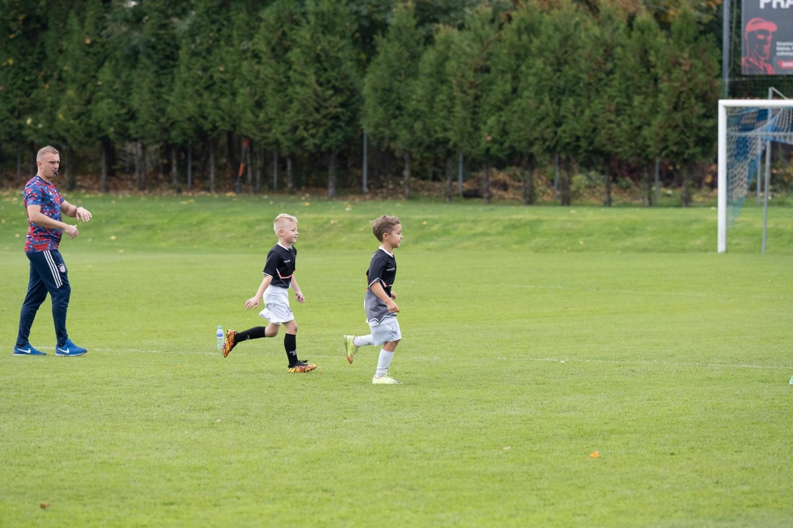 Zdjęcie w galerii na portalu naszraciborz.pl: W Chałupkach w piłkę grali i pieniądze dla Mikołaja zbierali wiadomości z regionu