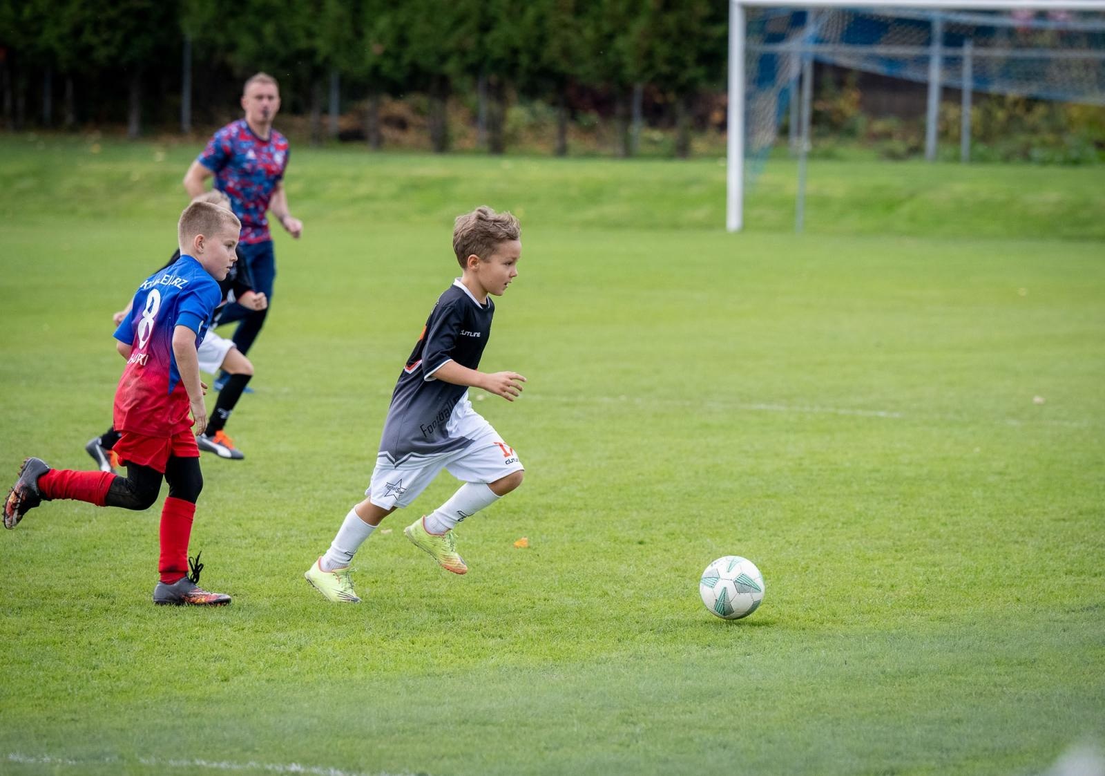 Zdjęcie w galerii na portalu naszraciborz.pl: W Chałupkach w piłkę grali i pieniądze dla Mikołaja zbierali wiadomości z regionu