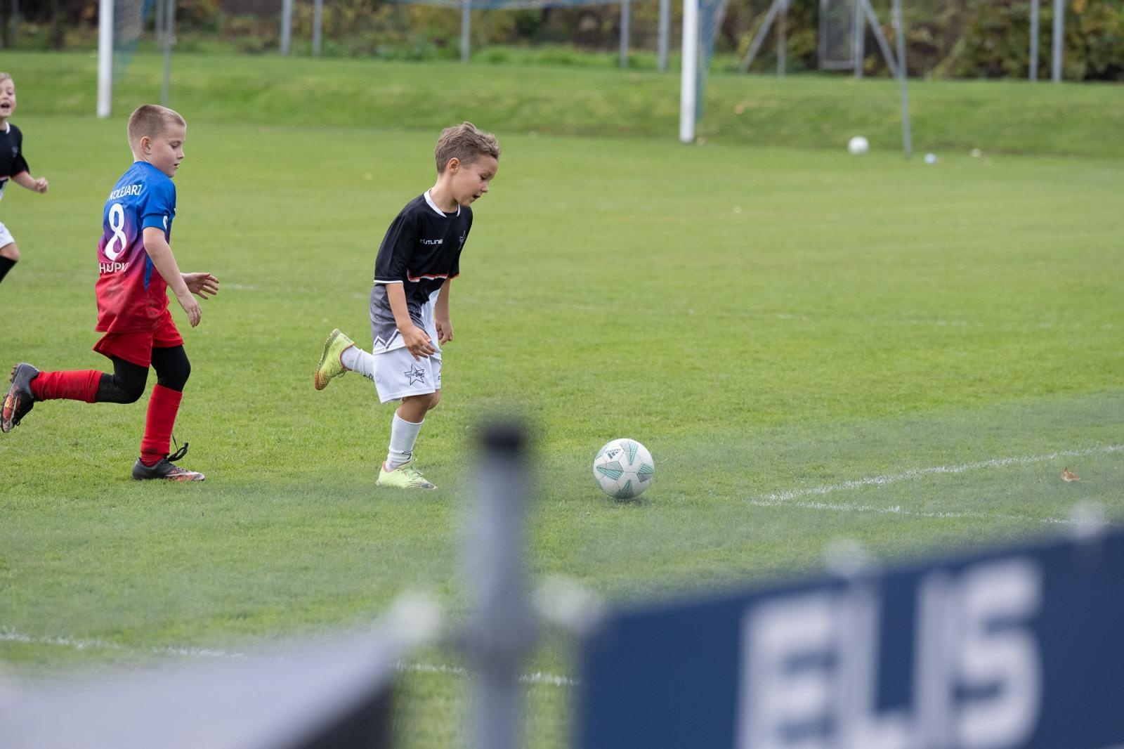 Zdjęcie w galerii na portalu naszraciborz.pl: W Chałupkach w piłkę grali i pieniądze dla Mikołaja zbierali wiadomości z regionu