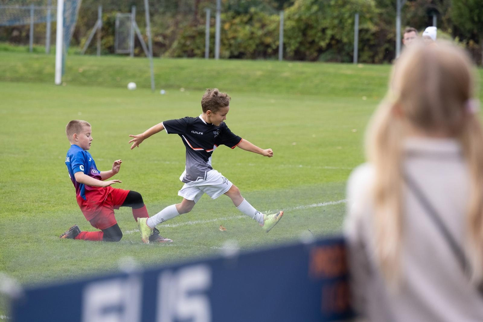 Zdjęcie w galerii na portalu naszraciborz.pl: W Chałupkach w piłkę grali i pieniądze dla Mikołaja zbierali wiadomości z regionu