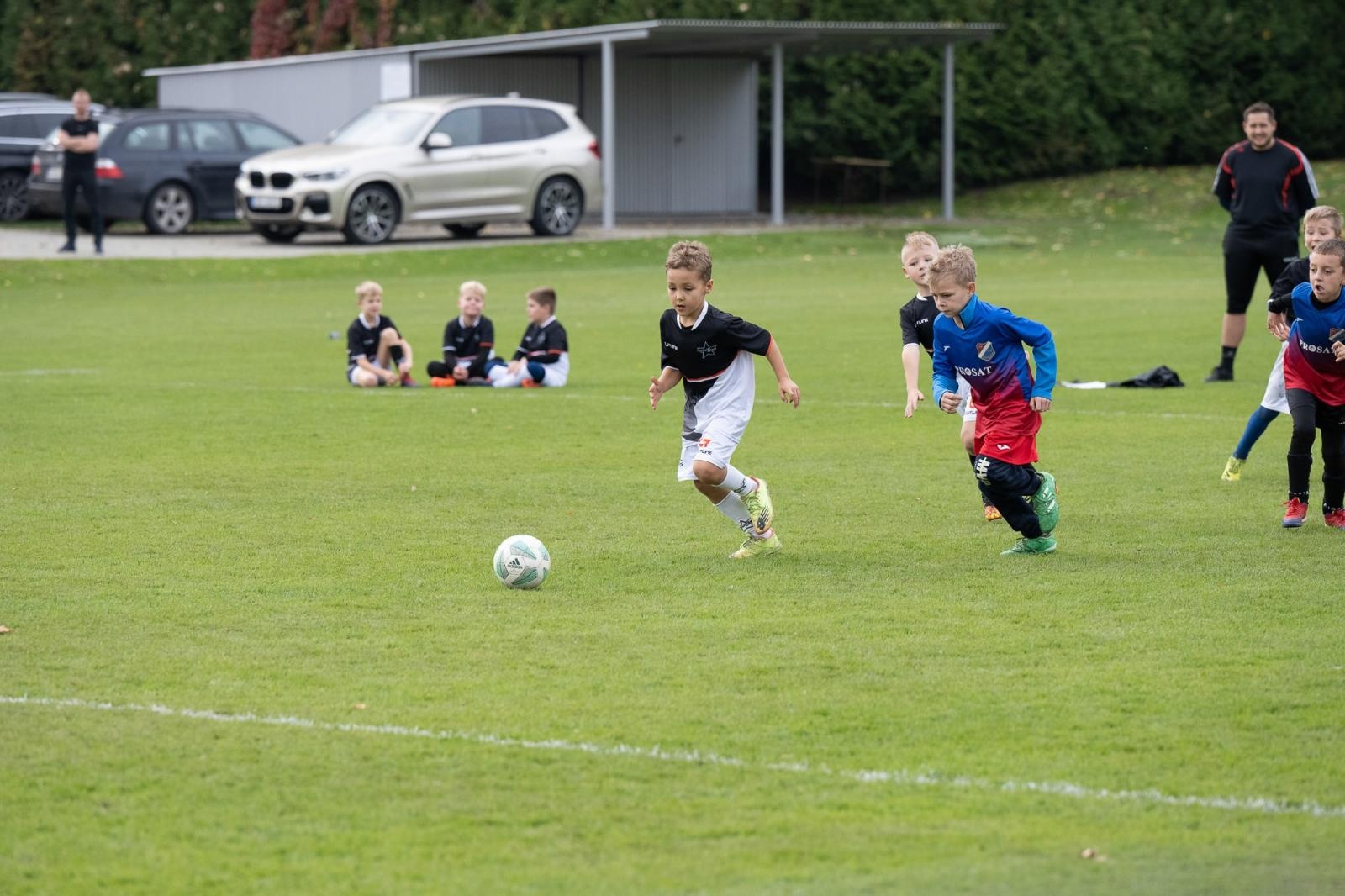 Zdjęcie w galerii na portalu naszraciborz.pl: W Chałupkach w piłkę grali i pieniądze dla Mikołaja zbierali wiadomości z regionu