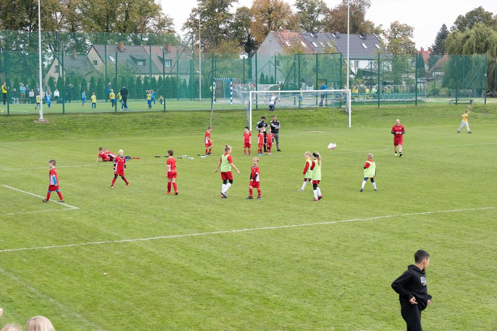 Zdjęcie w galerii na portalu naszraciborz.pl: W Chałupkach w piłkę grali i pieniądze dla Mikołaja zbierali wiadomości z regionu