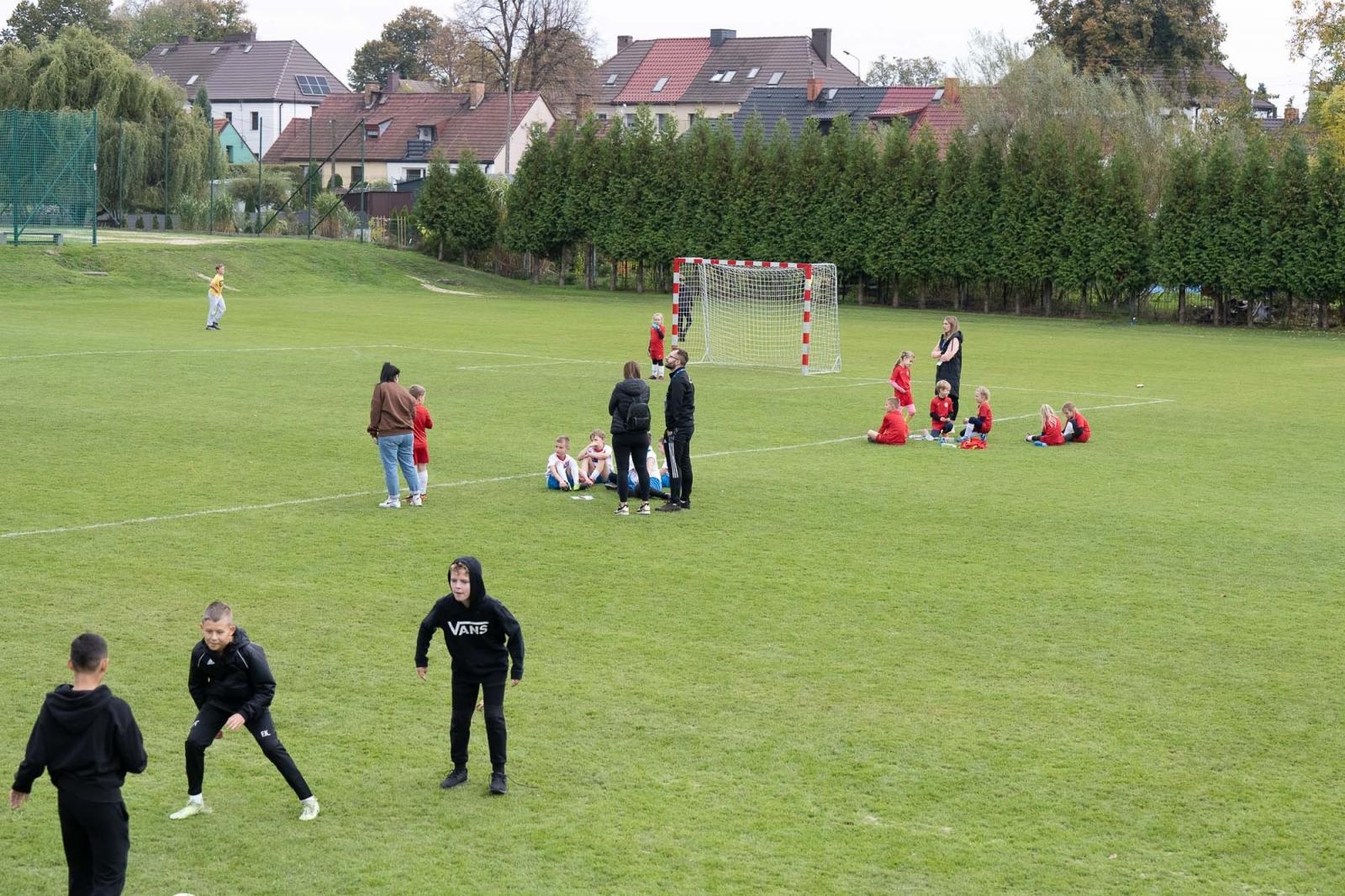 Zdjęcie w galerii na portalu naszraciborz.pl: W Chałupkach w piłkę grali i pieniądze dla Mikołaja zbierali wiadomości z regionu
