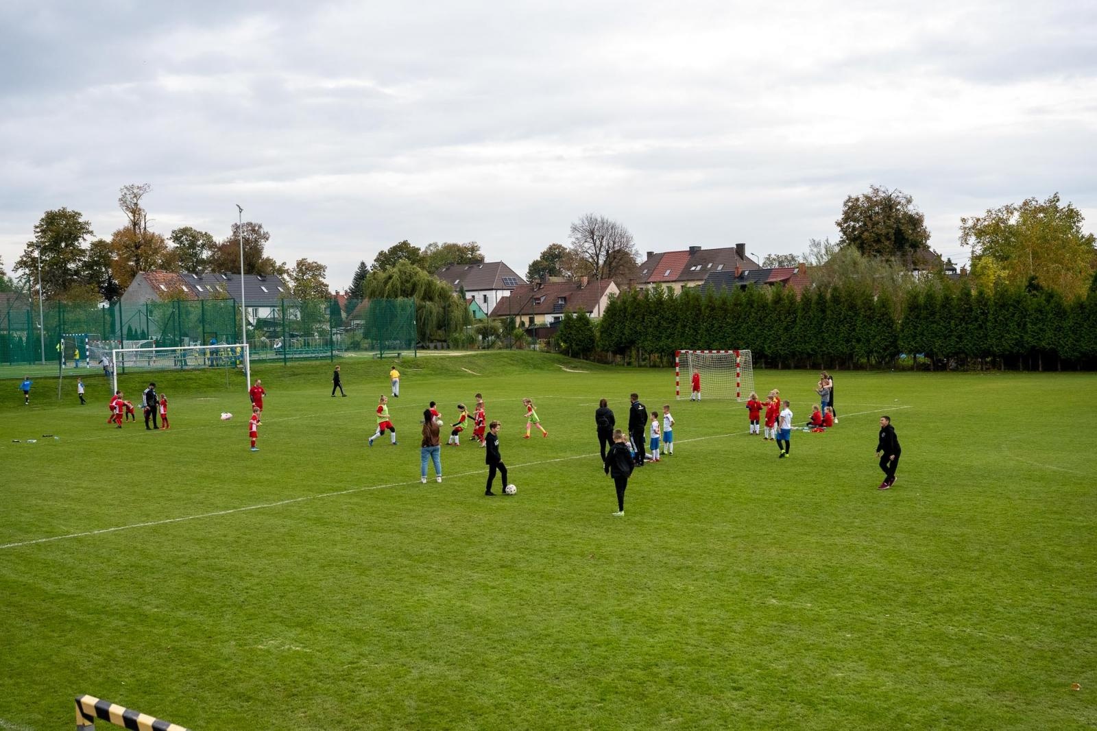 Zdjęcie w galerii na portalu naszraciborz.pl: W Chałupkach w piłkę grali i pieniądze dla Mikołaja zbierali wiadomości z regionu