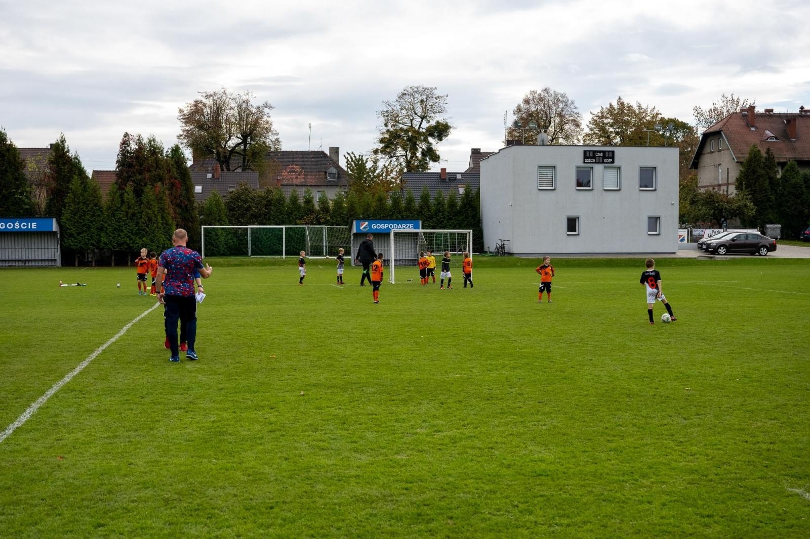 Zdjęcie w galerii na portalu naszraciborz.pl: W Chałupkach w piłkę grali i pieniądze dla Mikołaja zbierali wiadomości z regionu