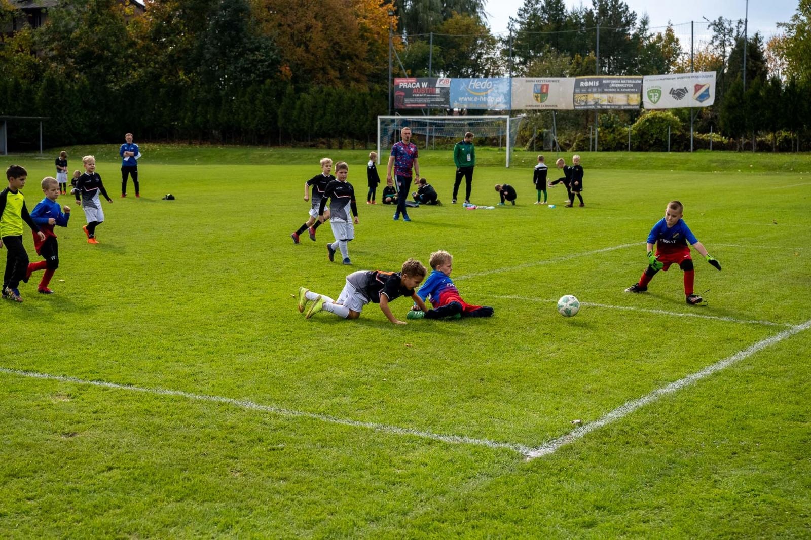 Zdjęcie w galerii na portalu naszraciborz.pl: W Chałupkach w piłkę grali i pieniądze dla Mikołaja zbierali wiadomości z regionu