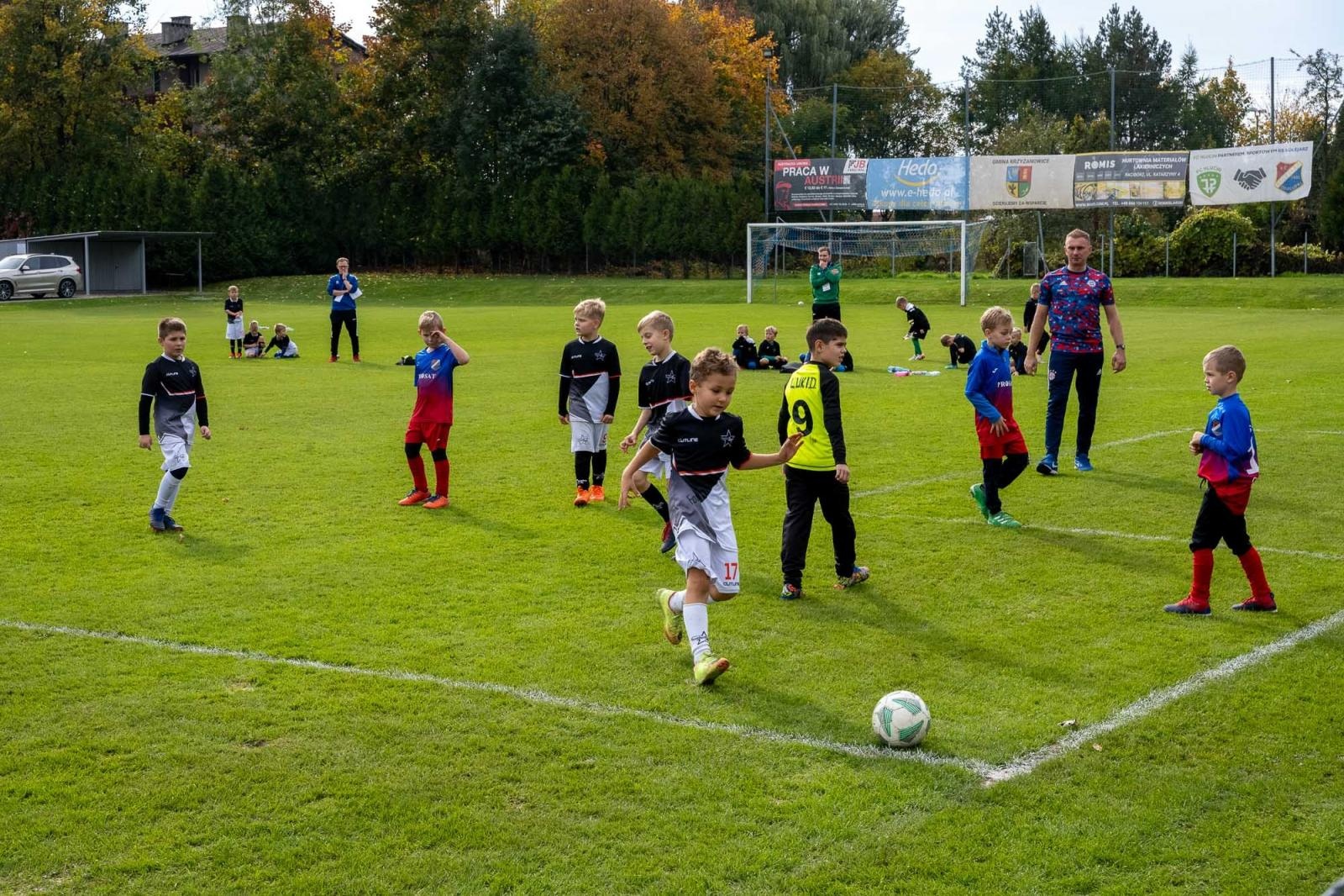 Zdjęcie w galerii na portalu naszraciborz.pl: W Chałupkach w piłkę grali i pieniądze dla Mikołaja zbierali wiadomości z regionu