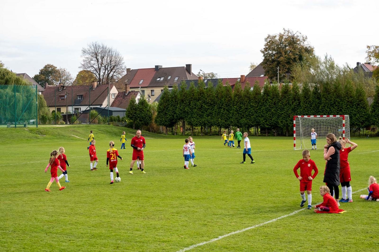 Zdjęcie w galerii na portalu naszraciborz.pl: W Chałupkach w piłkę grali i pieniądze dla Mikołaja zbierali wiadomości z regionu