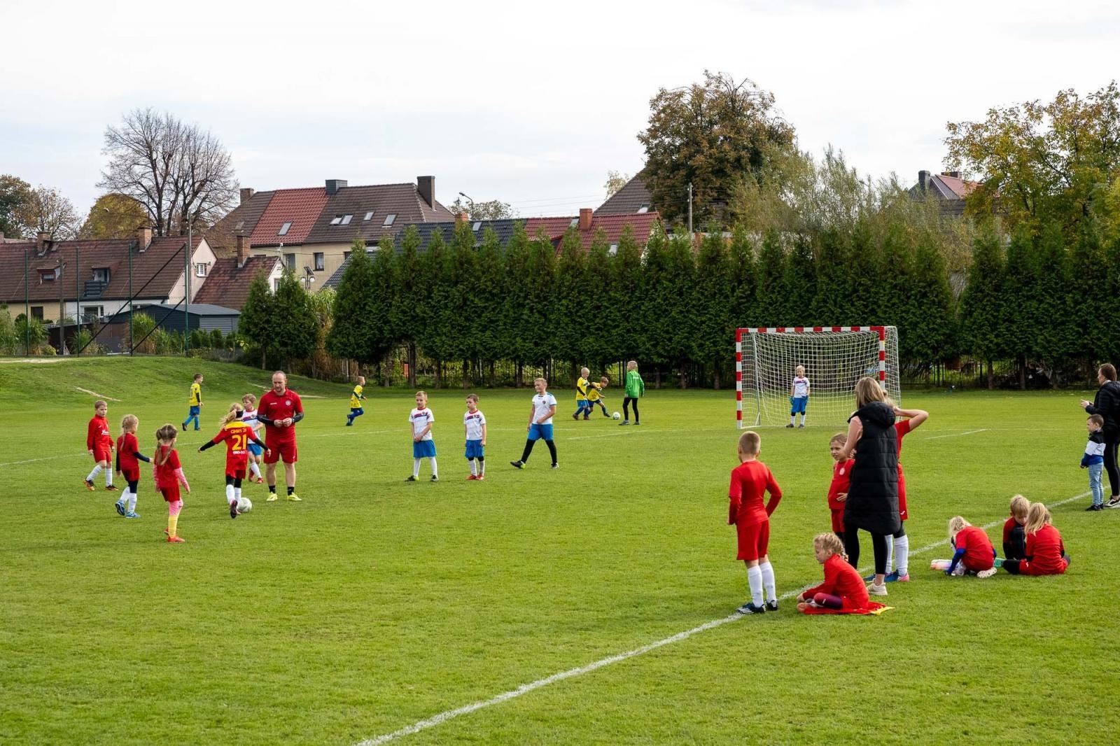 Zdjęcie w galerii na portalu naszraciborz.pl: W Chałupkach w piłkę grali i pieniądze dla Mikołaja zbierali wiadomości z regionu