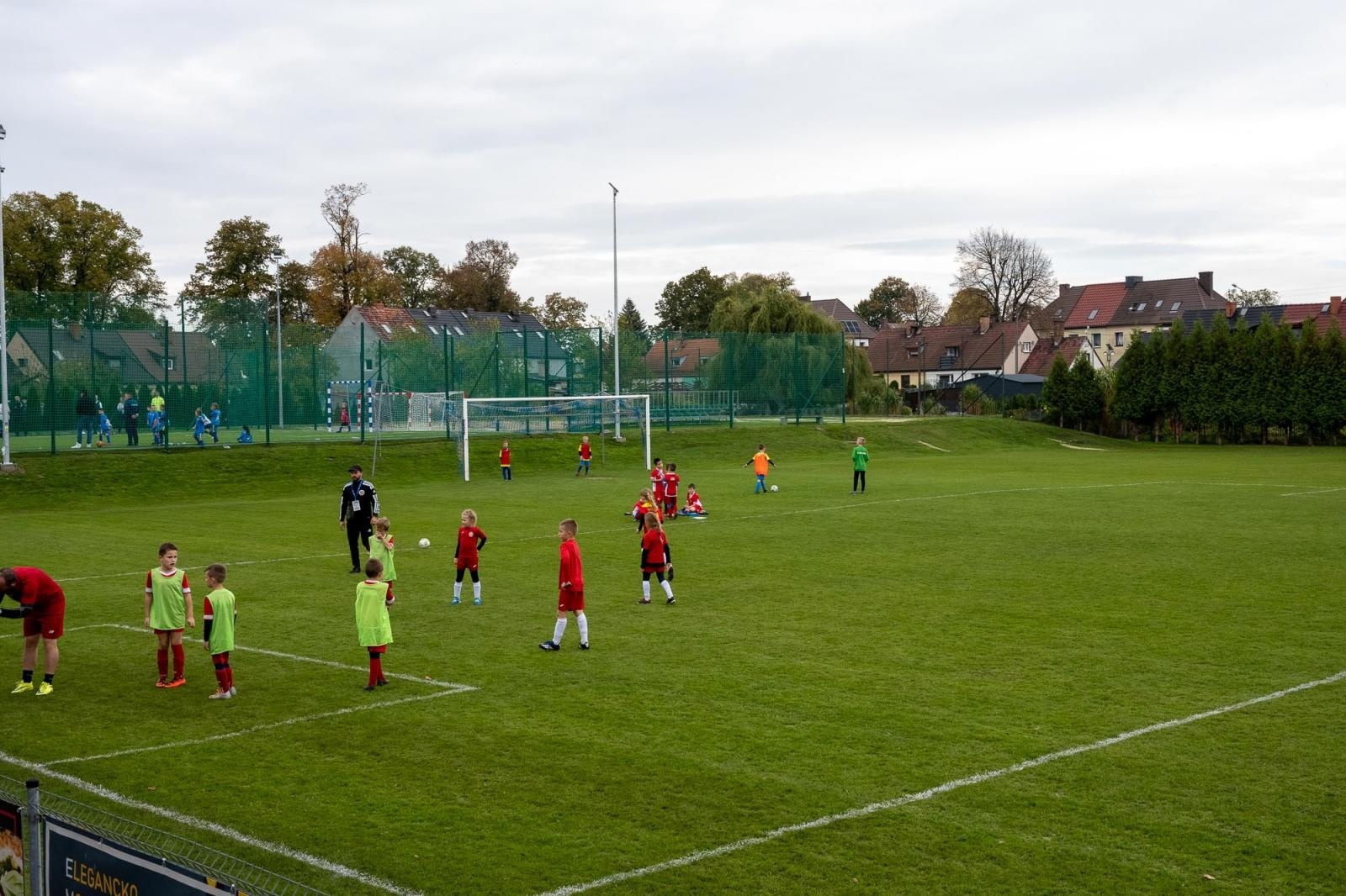 Zdjęcie w galerii na portalu naszraciborz.pl: W Chałupkach w piłkę grali i pieniądze dla Mikołaja zbierali wiadomości z regionu