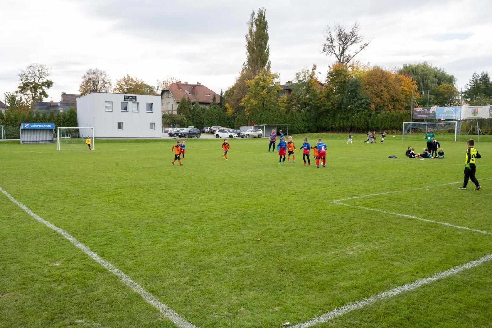 Zdjęcie w galerii na portalu naszraciborz.pl: W Chałupkach w piłkę grali i pieniądze dla Mikołaja zbierali wiadomości z regionu