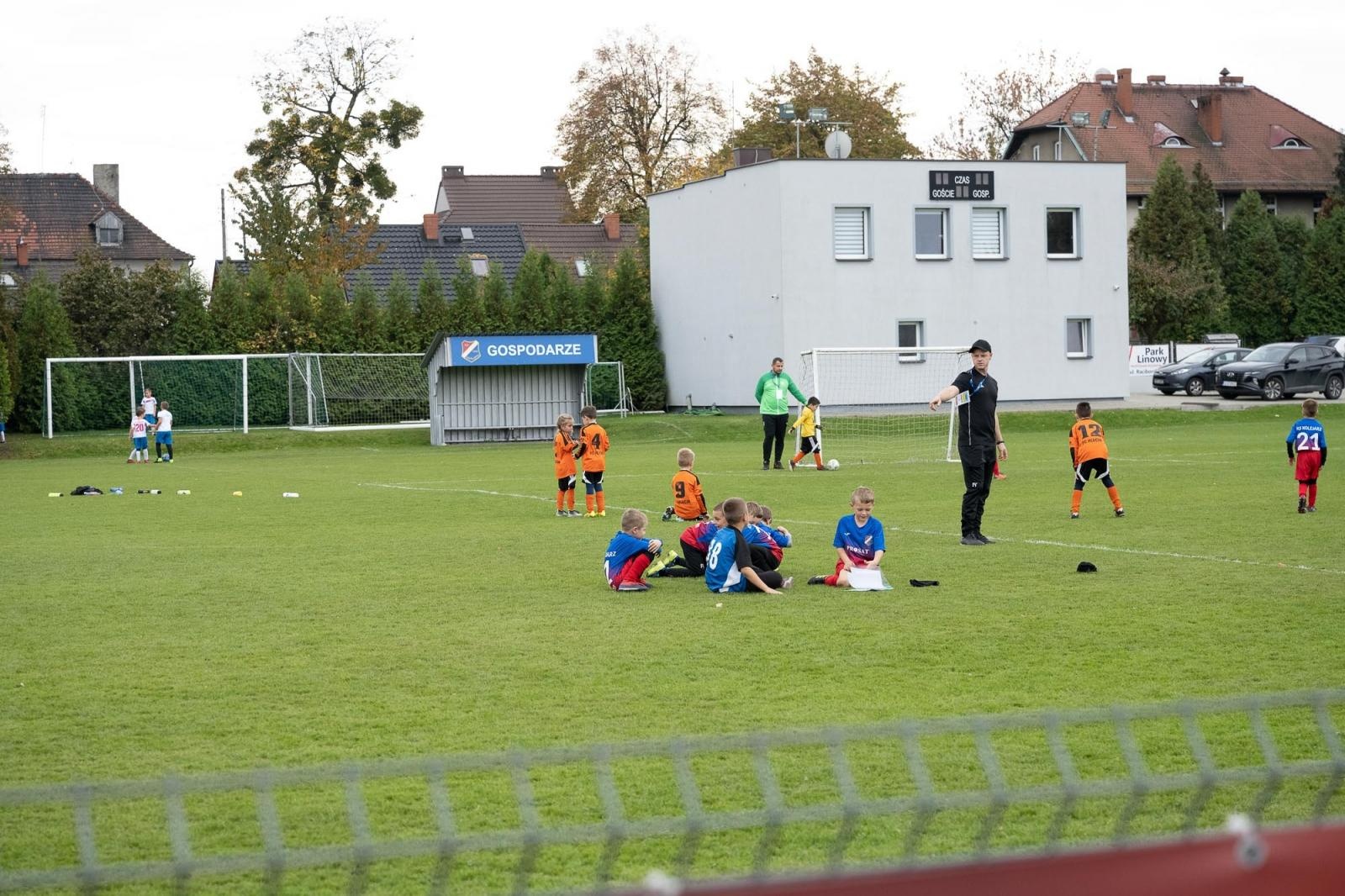 Zdjęcie w galerii na portalu naszraciborz.pl: W Chałupkach w piłkę grali i pieniądze dla Mikołaja zbierali wiadomości z regionu