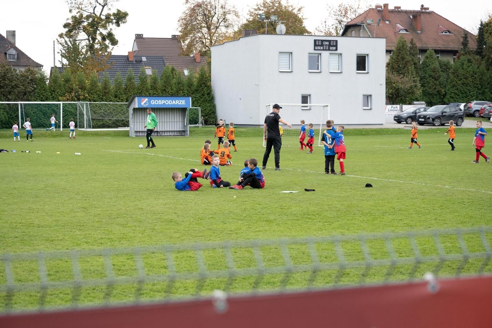 Zdjęcie w galerii na portalu naszraciborz.pl: W Chałupkach w piłkę grali i pieniądze dla Mikołaja zbierali wiadomości z regionu