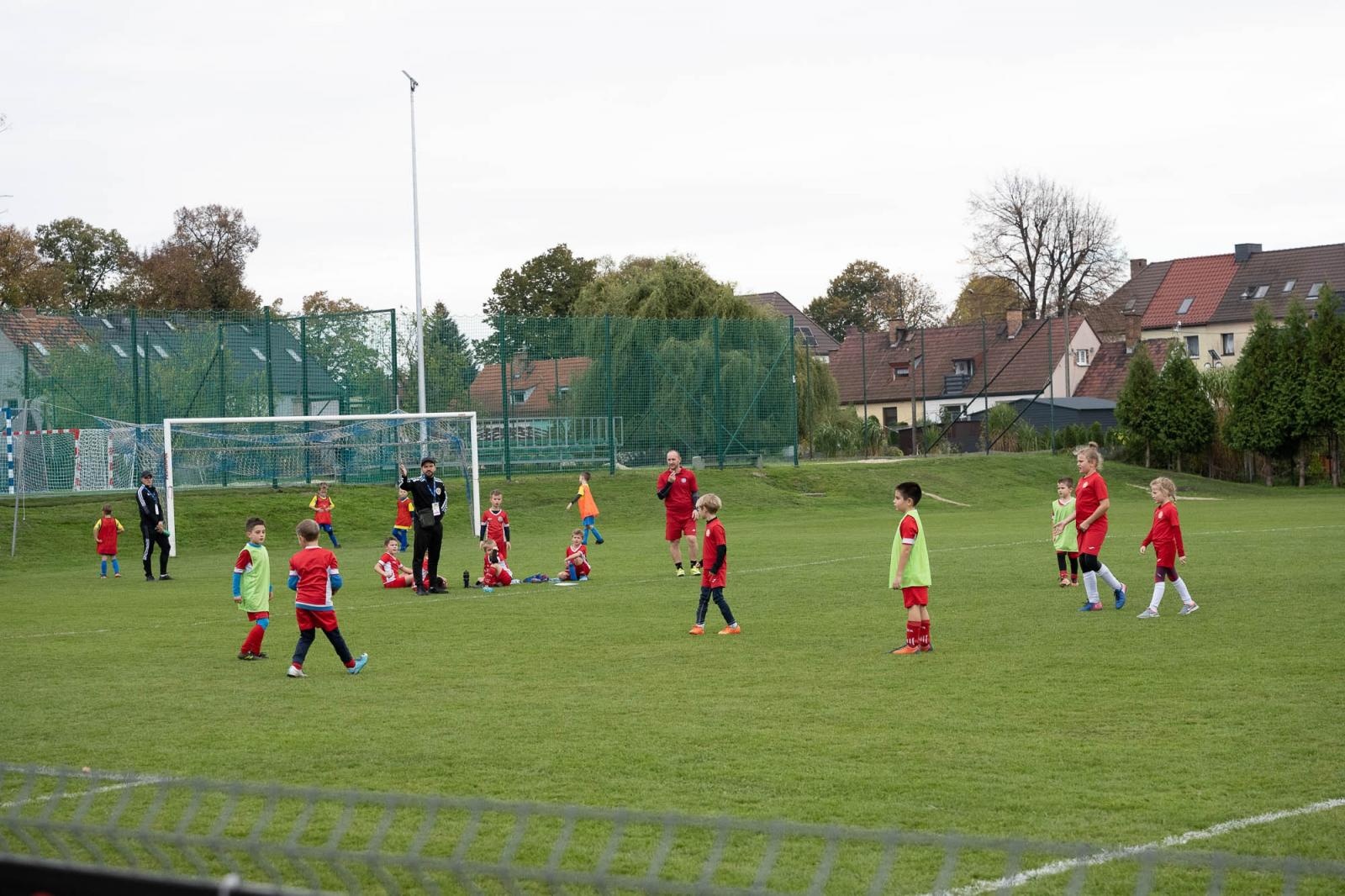 Zdjęcie w galerii na portalu naszraciborz.pl: W Chałupkach w piłkę grali i pieniądze dla Mikołaja zbierali wiadomości z regionu