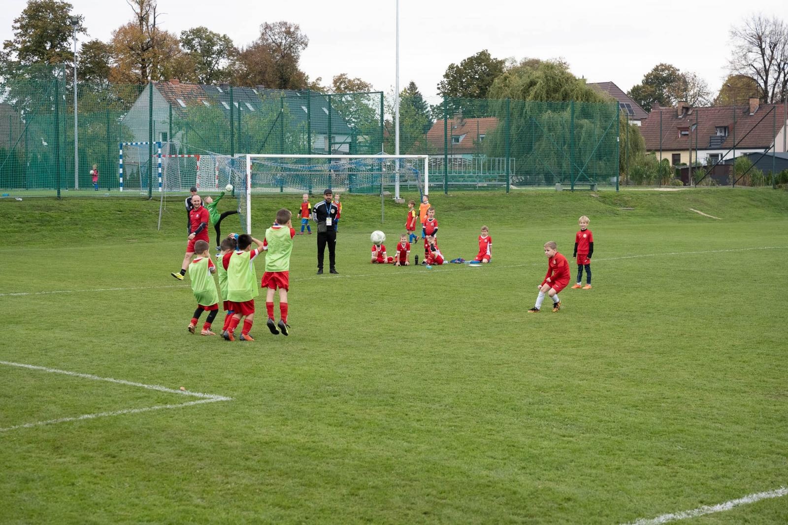 Zdjęcie w galerii na portalu naszraciborz.pl: W Chałupkach w piłkę grali i pieniądze dla Mikołaja zbierali wiadomości z regionu