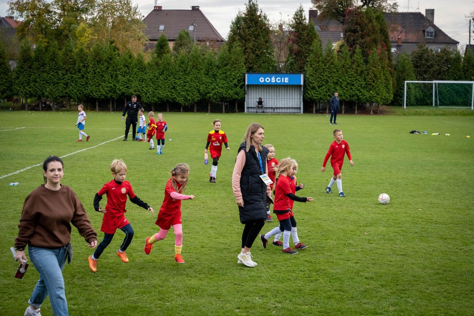 Zdjęcie w galerii na portalu naszraciborz.pl: W Chałupkach w piłkę grali i pieniądze dla Mikołaja zbierali wiadomości z regionu
