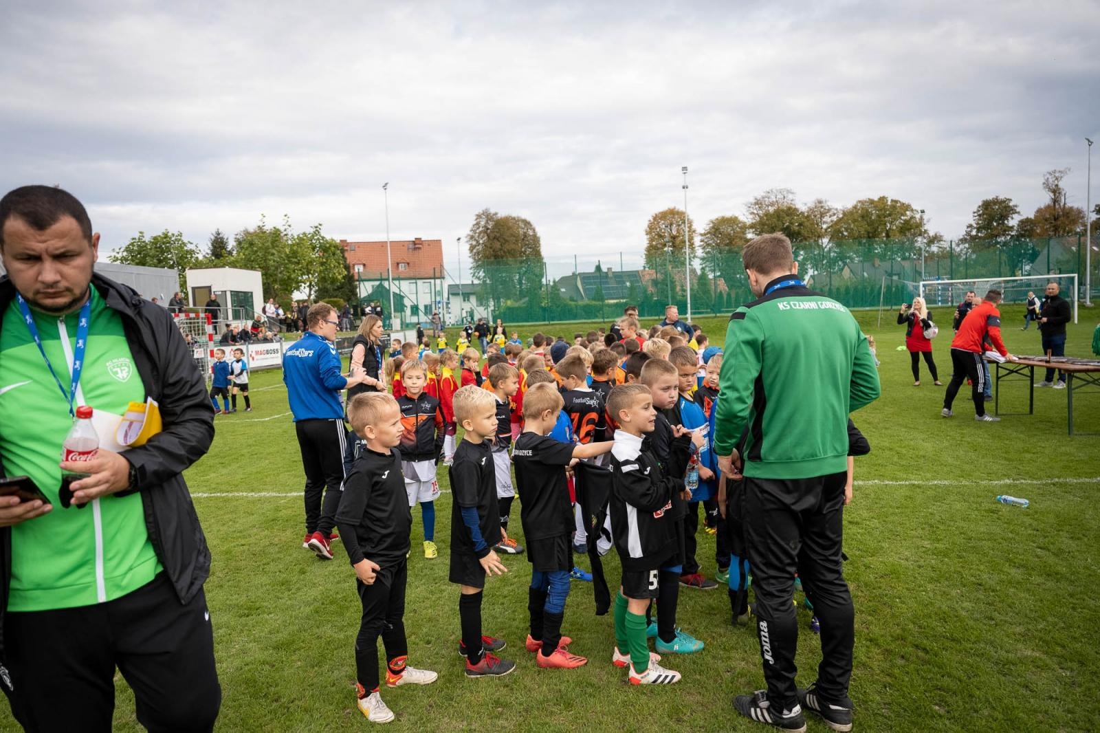 Zdjęcie w galerii na portalu naszraciborz.pl: W Chałupkach w piłkę grali i pieniądze dla Mikołaja zbierali wiadomości z regionu